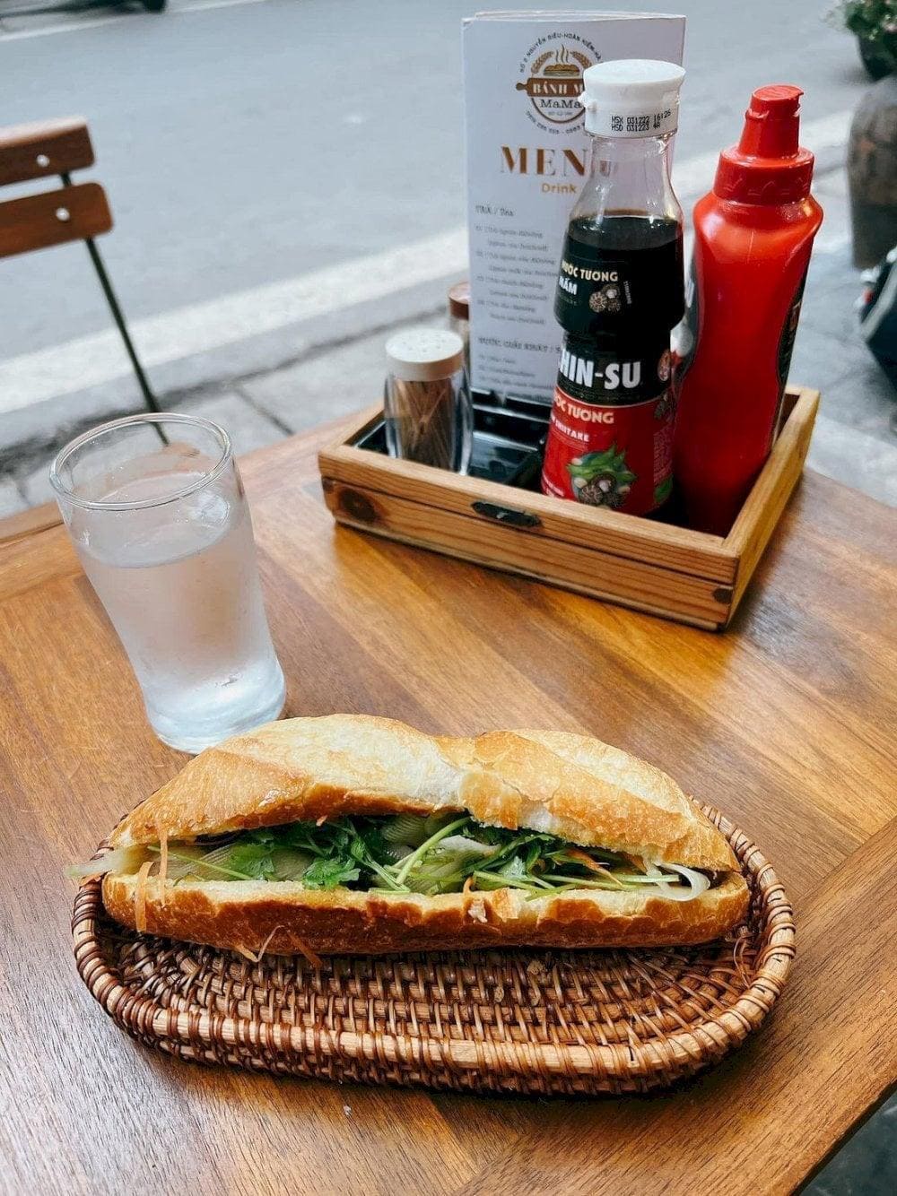 The restaurant stands out because it serves a variety of freshly made sandwiches with a mix of traditional and innovative fillings, all in a crispy baguette
